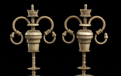 Paire de chandeliers en os tourné d'Allemagne du Sud - première moitié du XVIIe siècle...