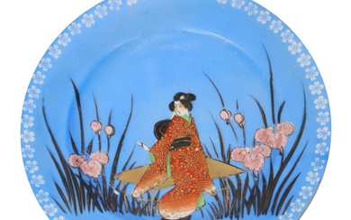 Piatto giapponese in ceramica smaltata in blu con raffigurazione di geisha in campo fiorito
