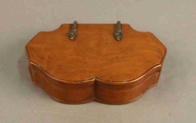 Pill box in moulded boxwood with an animated shape. Two silver hinges. 18th century. (Small accident)Length : 11 cm