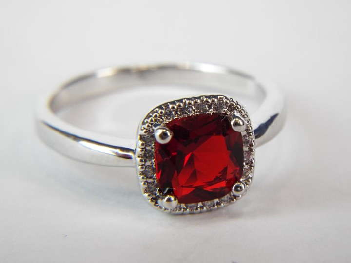 Pretty red stone set dress ring marked 925