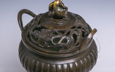 Récipient en bronze (probablement en Chine), probablement comme encensoir ou diffuseur de parfum, couvercle ajouré,...