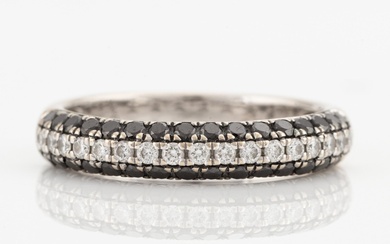 Ring, 18K white gold with black and white brilliant-cut diamonds.