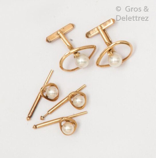 Set in 14K yellow gold including a pair of cufflinks and three shirt buttons. P. Brut: 12.7g.