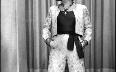 Shahrokh Hatami (1928-2017) - Juliette Greco habillée en Chanel - Ca 1965