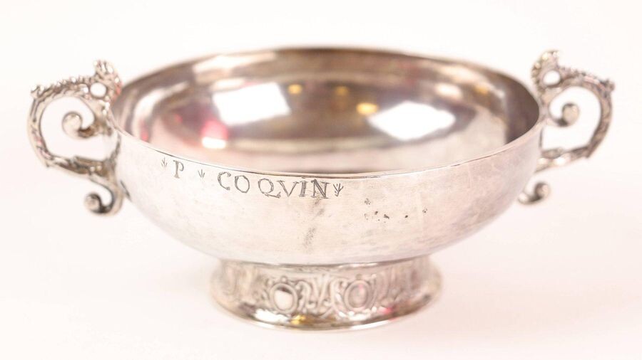 Silver wedding cup with two melted handles, pearled decoration resting on a heel decorated with eggs and foliage, body engraved G. Coquin Morlaix 1748-1756 - MO : Denis LACHESE - L : 14.3 cm, Weight : 108 gr