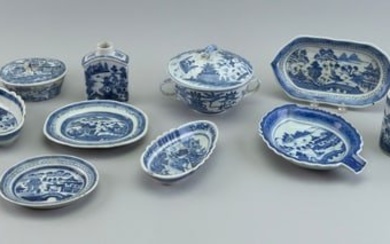 THIRTEEN PIECES OF BLUE AND WHITE CHINESE PORCELAIN 19th Century Heights to 5.25".