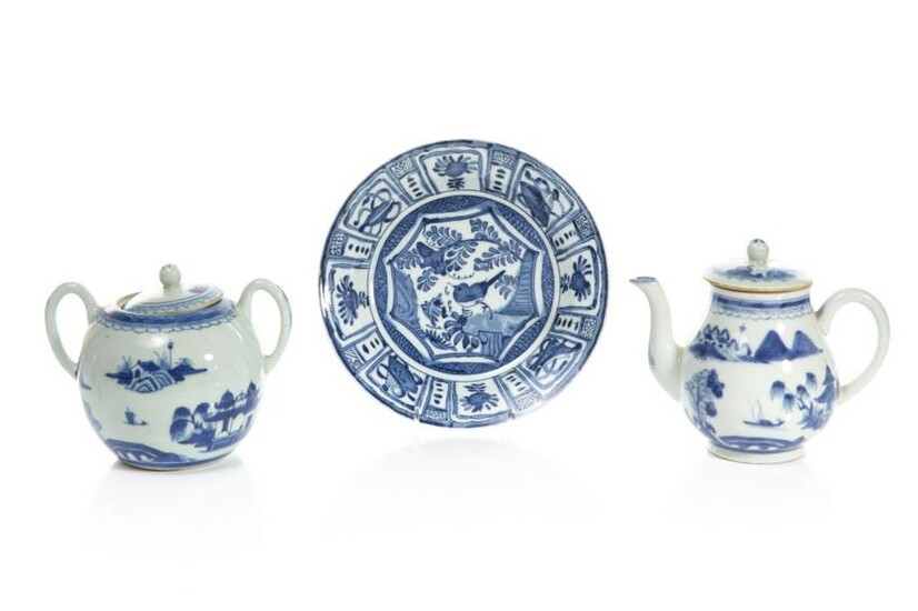 THREE CHINESE EXPORT BLUE & WHITE PORCELAIN