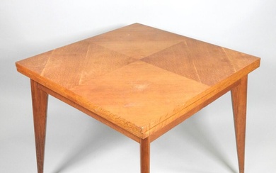 Table a en bois à plateau dépliant type portefeuille. Travail des années 50/60. Table pliée...