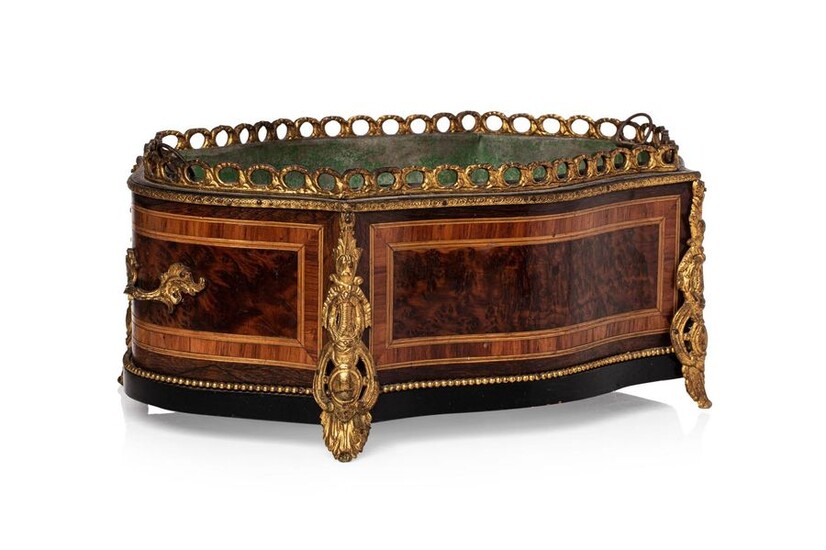 Table planter of poly-lobed shape with burr inlaid decoration in rosewood and rosewood frames. Gilded bronze trim, sockets and openwork gallery.