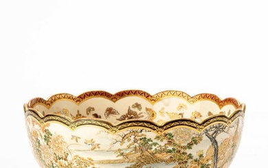 Tea bowl - A fine lobed Satsuma tea bowl finely painted with a suggestive landscape - Ceramic, Enamel, Gold