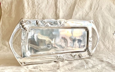 Tray, An antique Vienna silver tray - Hand chased - Museum quality - 55 cm length - .800 silver - Master silversmith - Austria - Late 19th century