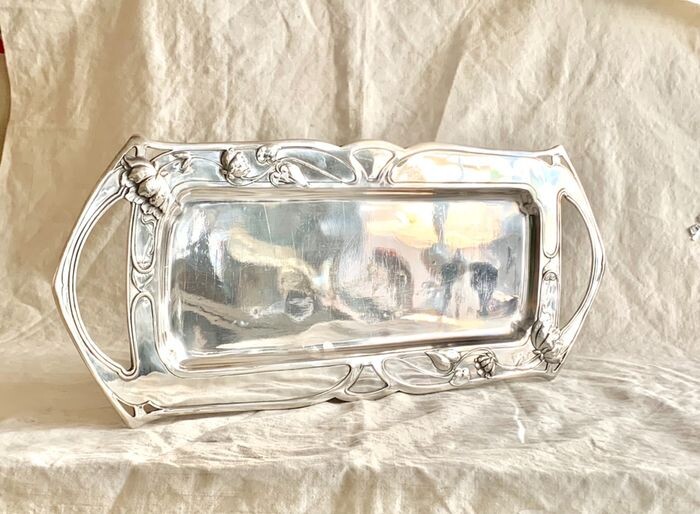 Tray, An antique Vienna silver tray - Hand chased - Museum quality - 55 cm length - .800 silver - Master silversmith - Austria - Late 19th century
