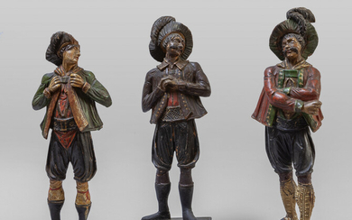 Tre sculture in legno policromo raffiguranti personaggi, Veneto sec.XVIII h.cm.37