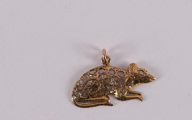 Un pendentif en BWG 10 kt en forme de rat, avec des diamants taille rose....
