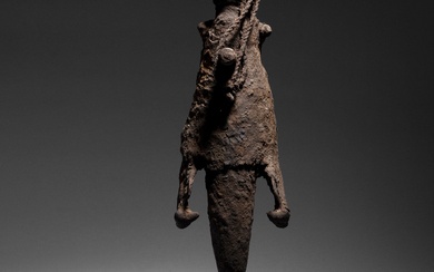 Une ancienne statuette bocio piquet vaudou d’envoutement et de contrôle, avec une imposante mâchoire fixée...