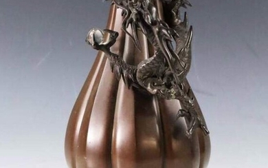 Vase (1) - Bronze, crystal ball - Genryusai SEIYA “源龍斎誠谷” - bronze dragon with crystal ball - Japan - Meiji period (1868-1912)