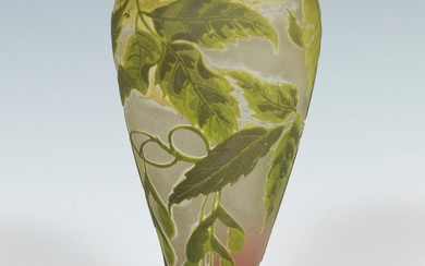 Vase ; France, fin du XIXe siècle. Verre camée sur base en métal argenté. Signé...