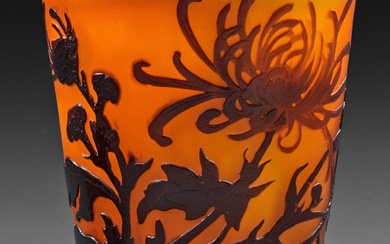 Vase d'ornement à décor de chrysanthèmes Forme de coupe conique avec bord en forme de...