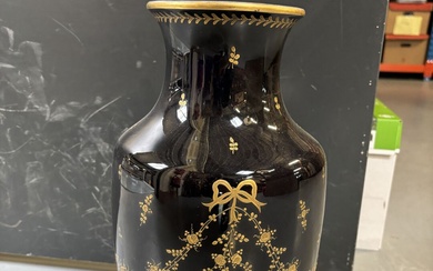 Vase en porcelaine dans le goût de Sèvres, style Louis XVI H 42 cm
