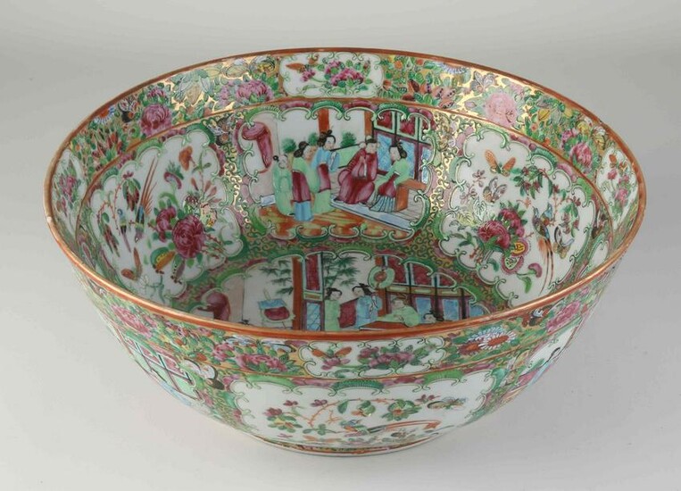 Very large Chinese Cantonese bowl Ã˜ 34 cm.