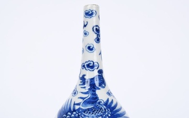 Vietnam, fin XVIIIe-XIXe siècle. Petit vase bouteille à panse piriforme et long col, en porcelaine...