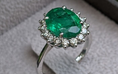Vivid Green 3.80 Carat Natural Emerald and Diamond Diana Ring - 14 kt. White gold - Ring - 3.80 ct Emerald - Diamonds