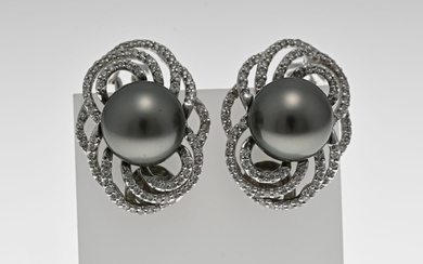 White gold stud earrings with pearl and diamond