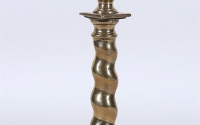 (-), bronzen kolomkandelaar met getorste stam op ronde...
