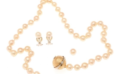 Per Borup: A diamond clasp set with two brilliant-cut diamonds, mounted in 14k gold and white gold accompanied by a pearl necklace.