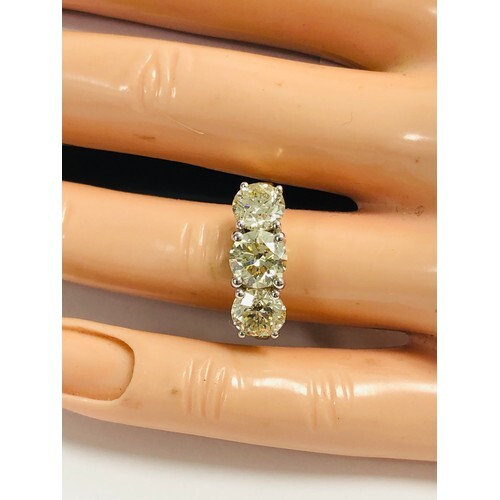 18ct white and yellow gold 4 claw diamond trilogy ring. Dia...
