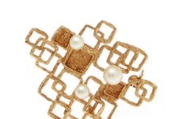 1927/1132 - A pearl brooch set with three cultured pearls, mounted in 14k gold. Pearl diam. app. 4.5 and 5.5 mm. W. 42 mm. H. 32 mm.