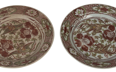 2 plats en céramique de Swatow, Chine, dynastie Ming, décor rouge et vert d'oiseaux et fleurs, un à glaçure craquelée, diam. 25 cm et 2