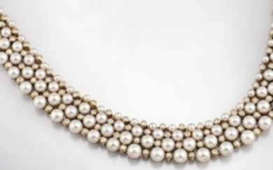 18 kt gold necklace with cultured pearls...