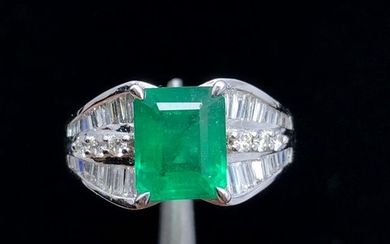 18k Gold Emerald Ring - Diamond