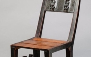 Chaise sculptée d'un riche décor évoquant sur la...
