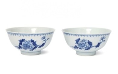 A pair of Chinese porcelain ogee bowls,...
