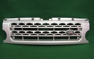 Landrover after-market replacement grill with badge for the rather plain Discovery 3 original