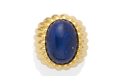 A lapis lazuli cabochon ring