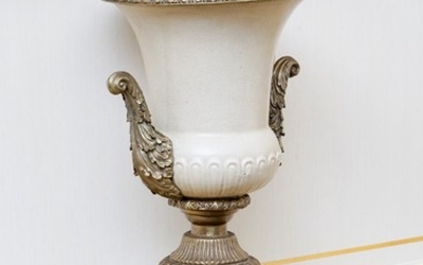 Vase Médicis, XXe s., en grès émaillé et craquelé couleur crème, monture en métal doré, h. 50 cm