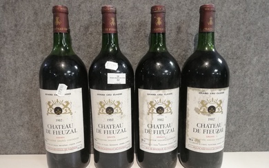 4 Magnums de Château de Fieuzal, 1982, Graves (niveau haute épaule, étiquettes tâchées).