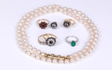 A collection of jewellery, including a cultured pearl...