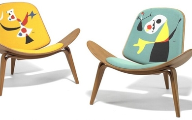Hans J. Wegner, Joan Miró, after: “CH 07”. A pair of lounge chairs of wallnut. Upholstered with unique upholstery from Jules Pansu. (2)