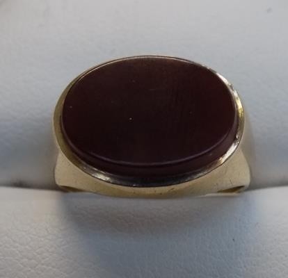 9ct gold red stone signet ring - size K 3/4
