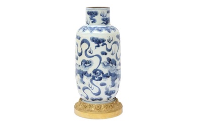 A CHINESE BLUE AND WHITE 'LION DOGS' VASE 清十八或十九世紀 青花佛獅戲球紋瓶