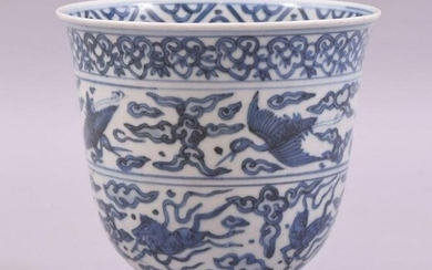 A CHINESE BLUE AND WHITE PORCELAIN PEDESTAL CUP
