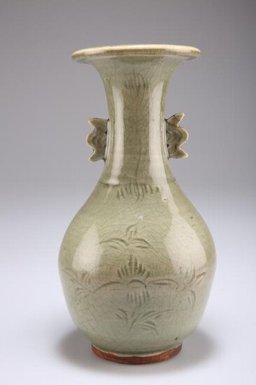 A CHINESE LONGQUAN CELADON VASE, MING DYNASTY, bottle