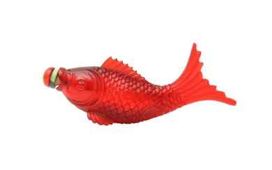 λ A CHINESE RED BEIJING GLASS 'FISH' SNUFF BOTTLE 晚清 套料魚形鼻煙壺
