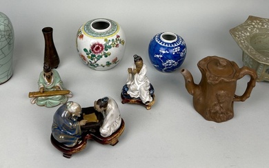 A COLLECTION OF CHINESE CERAMICS TO INCLUDE GINGER JARS,...