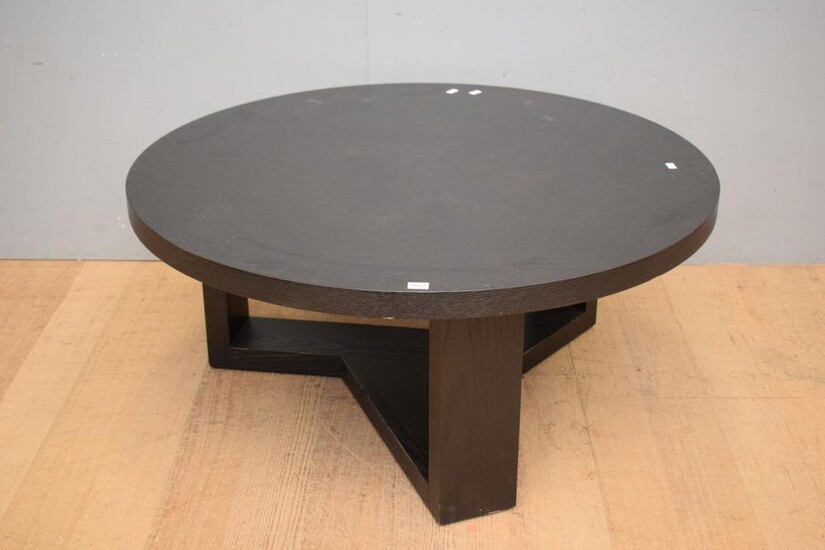 A CONTEMPORARY BLACK CIRCULAR COFFEE TABLE ( 40H X 90 DIAMETER )(LEONARD JOEL DELIVERY SIZE: LARGE)