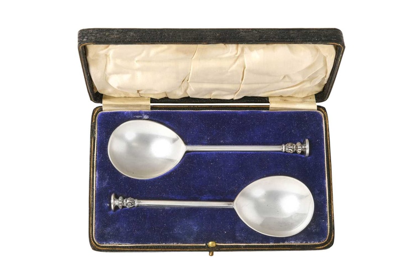 A Cased Pair of George V Silver Seal-Top Spoons by E. J. Haseler and C. Bill, Chester, 1922